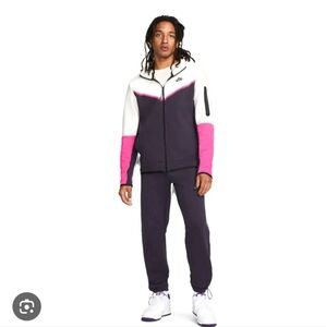 Men's Nike Tech suit.